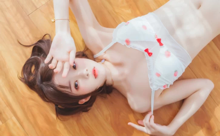 【美女写真】桜桃喵 – 小草莓 [47P/689MB]