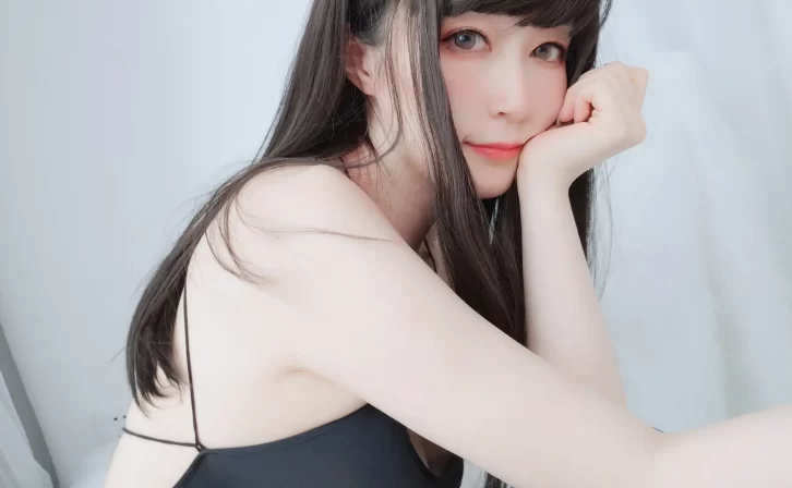 【美女写真】白银81  –   露背上衣[33P1V-331MB]