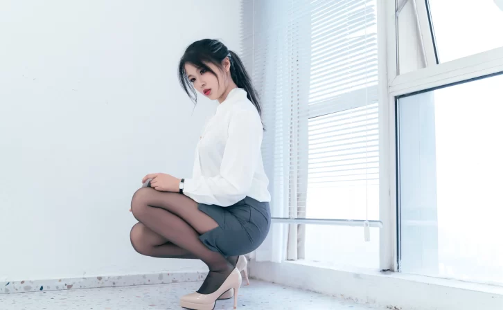 【美女写真】轩萧学姐 –  OL[34P-557MB]