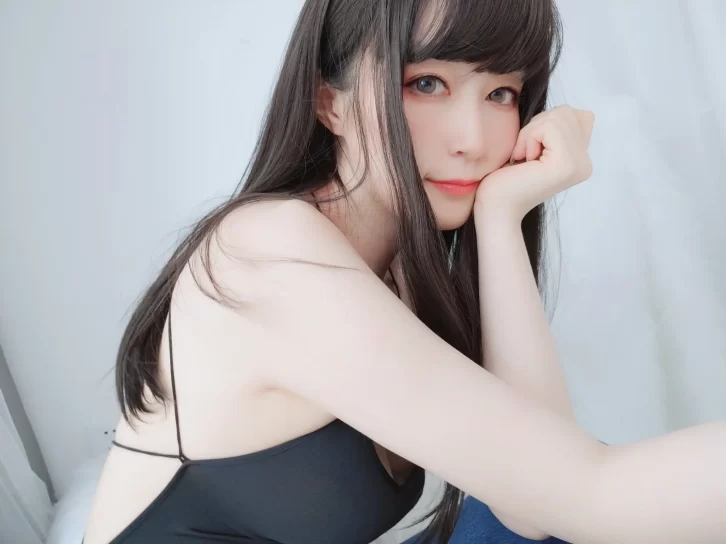 【美女写真】白银81  –   露背上衣[33P1V-331MB]