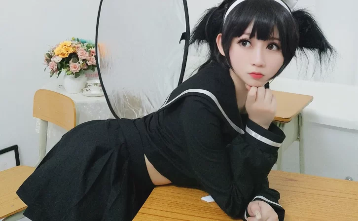 【cosplay】蜜桃少女是依酱呀 – 爱岩[14P-18MB]