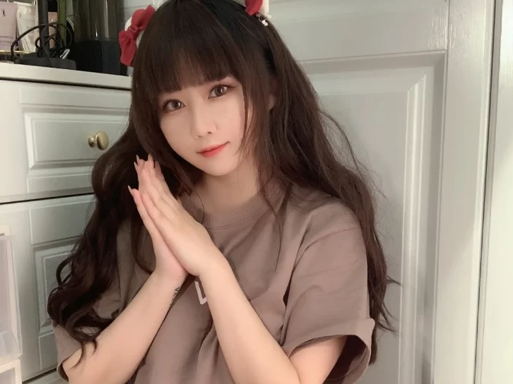 【美女写真】蜜桃少女是依酱呀 – T恤底下[31P-64MB]