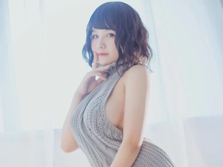 【美女写真】阿半今天很开心 – 露背毛衣[28P-157MB]