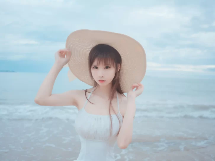 【美女写真】爱老师_PhD – 海岸白裙[9P-51MB]