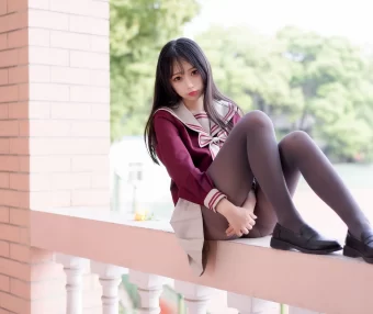 【美女写真】七奈写真馆 – 室外JK红色上衣黑丝[92P-260MB]