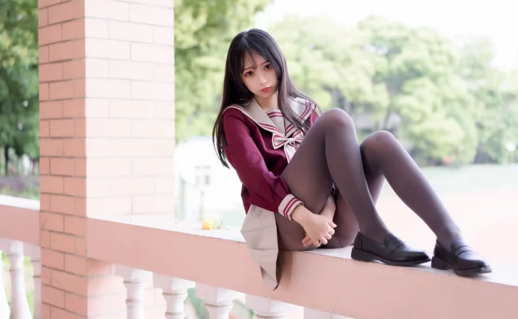 【美女写真】七奈写真馆 – 室外JK红色上衣黑丝[92P-260MB]