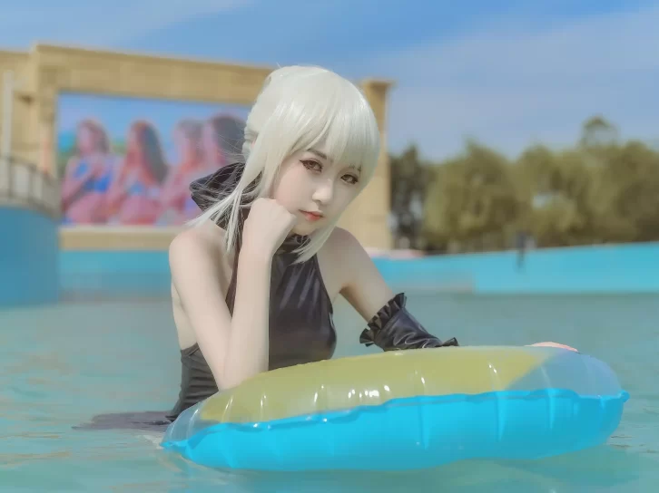 【cosplay】腐团儿 – 黑saber泳装_第二弹阿尔托莉雅alter [12P-115MB]