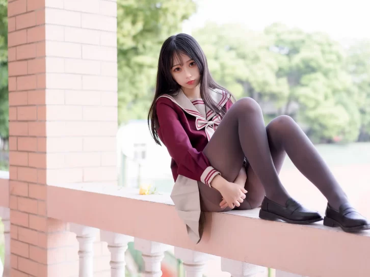 【美女写真】七奈写真馆 – 室外JK红色上衣黑丝[92P-260MB]