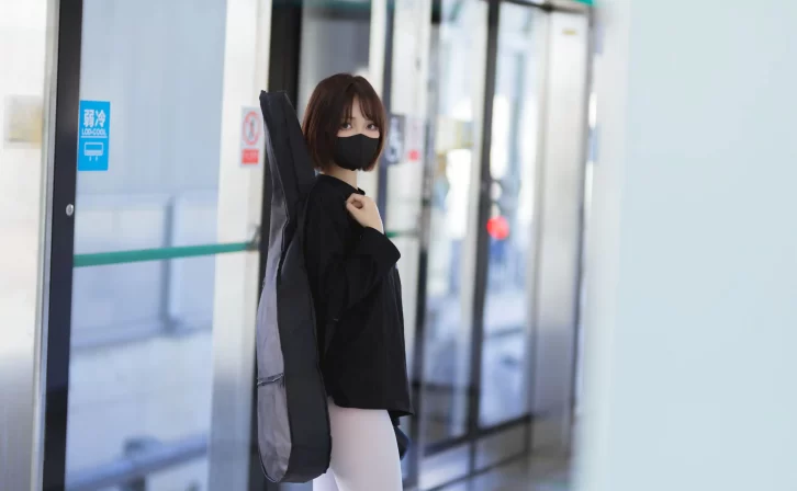 【美女写真】洛桑w伊梓 – 升玖老师 地铁吉他 [26P-276MB]