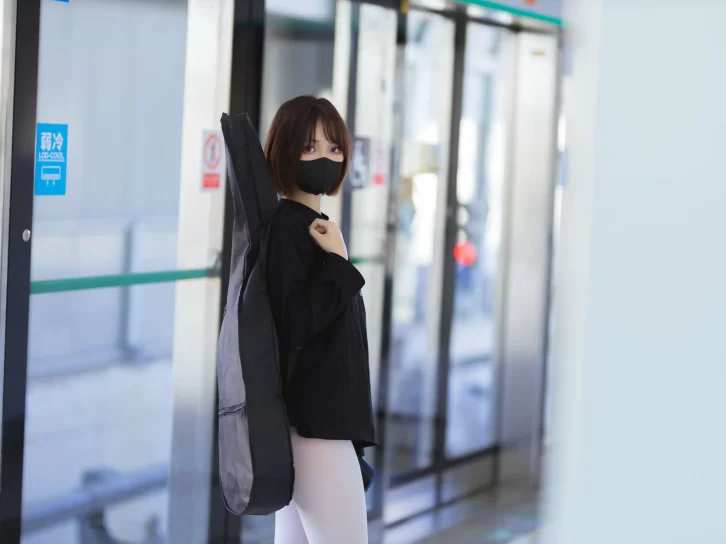 【美女写真】洛桑w伊梓 – 升玖老师 地铁吉他 [26P-276MB]