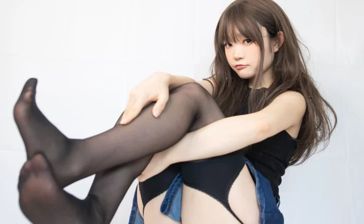 【美女写真】神沢永莉 – 黑色毛衣吊带+牛仔裙吊带黑丝 [22P-162MB]